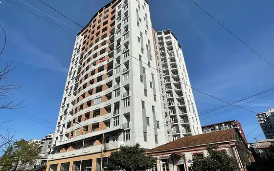 Новый 17 этажный жилой дом на улице Важа Пшавела в центре города. Квартиры с видом на море и на город Батуми.