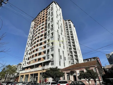 Новый 17 этажный жилой дом на улице Важа Пшавела в центре города. Квартиры с видом на море и на город Батуми.