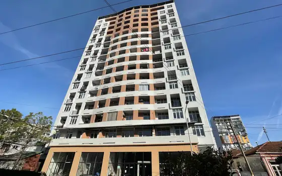 Новый 17 этажный жилой дом на улице Важа Пшавела в центре города. Квартиры с видом на море и на город Батуми.