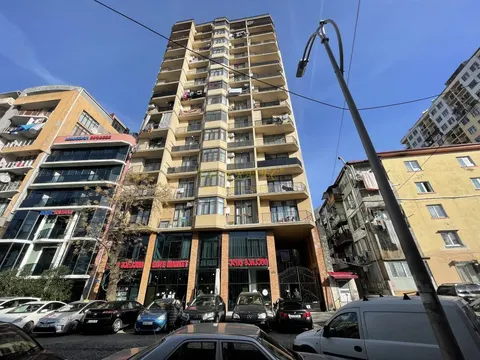 ახალი სახლი ზღვასთან ძველ ბათუმში. ბინები ახალ საცხოვრებელ სახლში ზღვასთან ყაზბეგის ქუჩაზე ბათუმის ცენტრში.