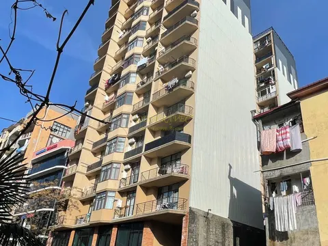 Новостройка у моря в старом Батуми. Квартиры в новом жилом доме у моря на ул. Казбеги в центре Батуми.