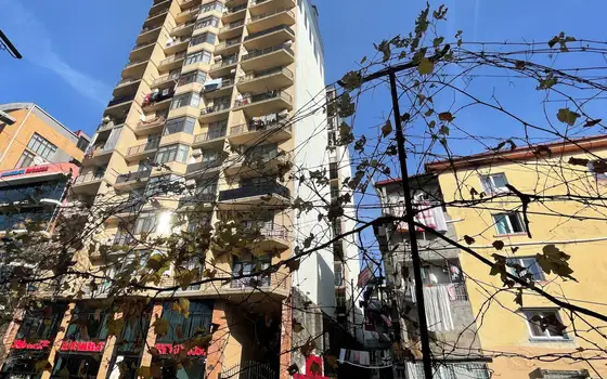 Новостройка у моря в старом Батуми. Квартиры в новом жилом доме у моря на ул. Казбеги в центре Батуми.