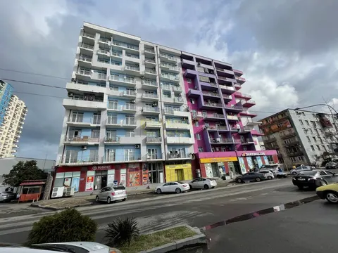 Новый жилой дом на улице Лермонтова в городе Батуми. Квартиры с видом на горы и на город.
