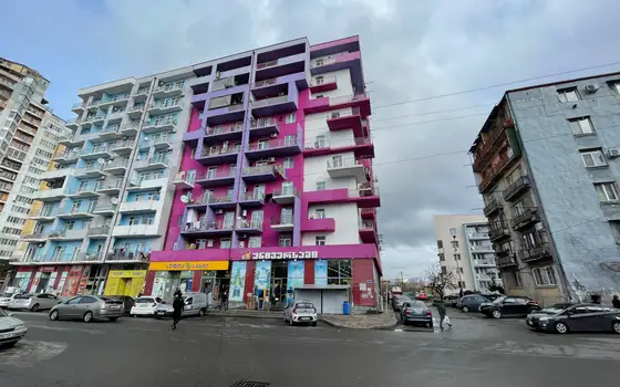Новый жилой дом на улице Лермонтова в городе Батуми. Квартиры с видом на горы и на город.