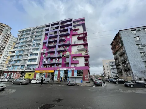 Новый жилой дом на улице Лермонтова в городе Батуми. Квартиры с видом на горы и на город.