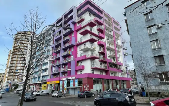 Новый жилой дом на улице Лермонтова в городе Батуми. Квартиры с видом на горы и на город.
