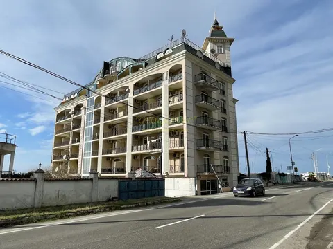 Новый 7 этажный жилой дом гостиничного типа у моря в Квариати. Апартаменты с видом на море.