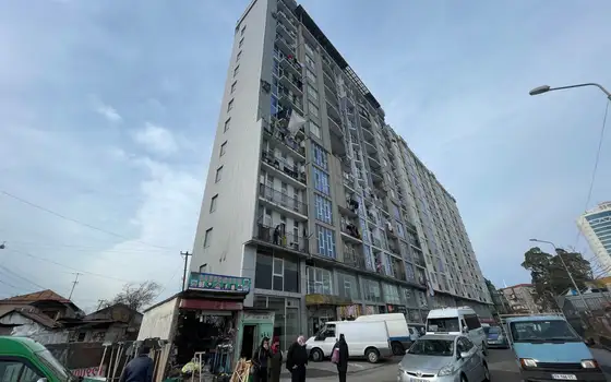 Квартиры в новом жилом доме с видом на море и на горы.