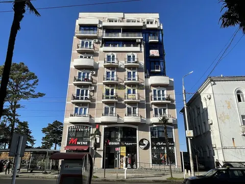 Новый жилой дом в центре города Кобулети у моря.
