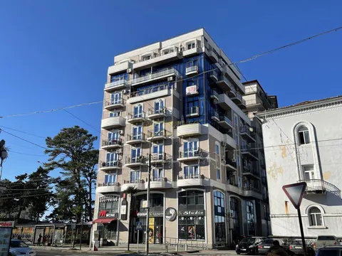 Новый жилой дом в центре города Кобулети у моря.