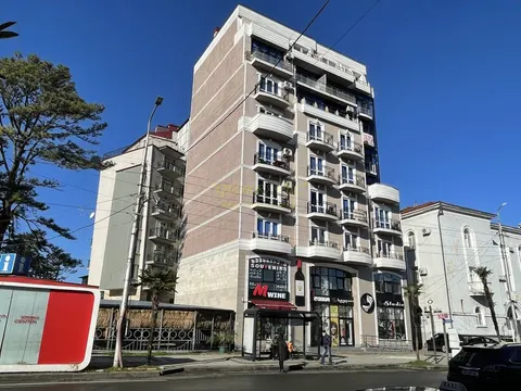 Новый жилой дом в центре города Кобулети у моря.