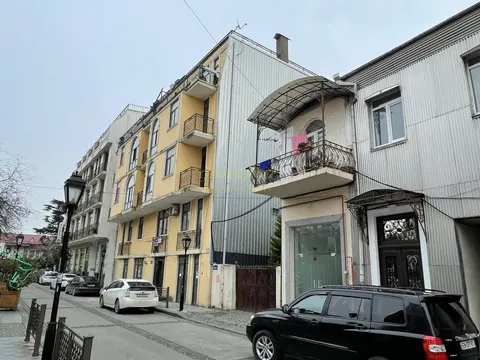5 этажный жилой дом в центре старого Батуми. Новостройка у моря.