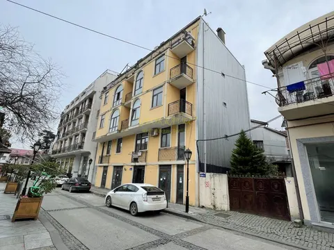 5 этажный жилой дом в центре старого Батуми. Новостройка у моря.