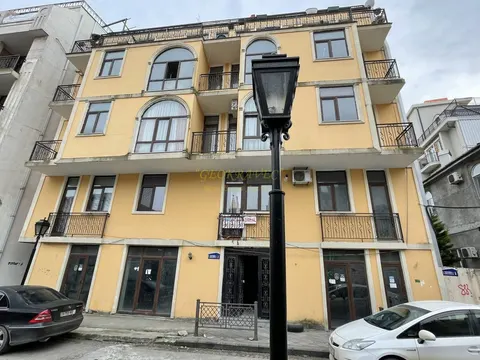 5 этажный жилой дом в центре старого Батуми. Новостройка у моря.