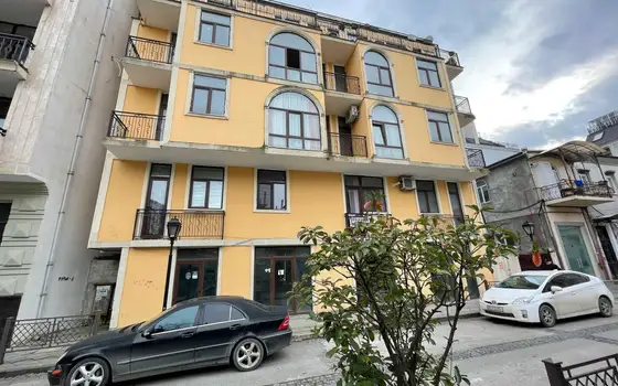 5 этажный жилой дом в центре старого Батуми. Новостройка у моря.