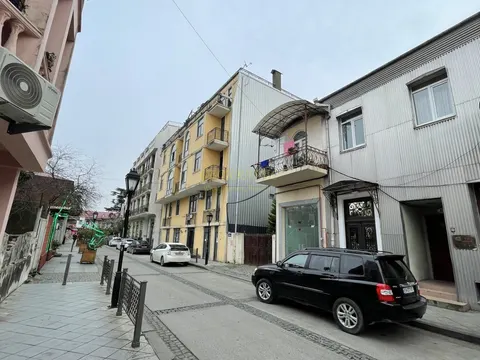 5 этажный жилой дом в центре старого Батуми. Новостройка у моря.