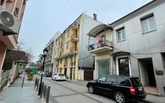5 этажный жилой дом в центре старого Батуми. Новостройка у моря.