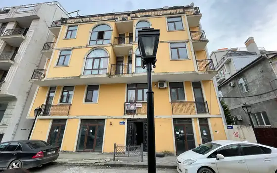 5 этажный жилой дом в центре старого Батуми. Новостройка у моря.