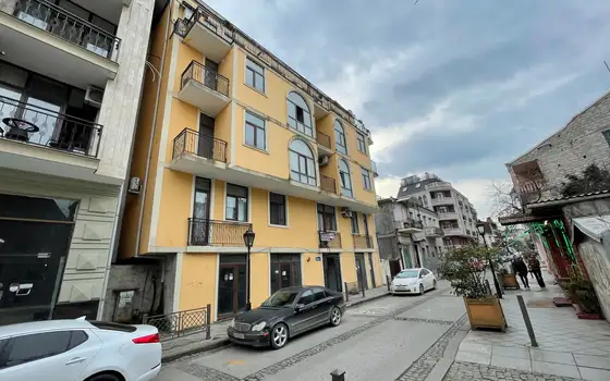 5 этажный жилой дом в центре старого Батуми. Новостройка у моря.