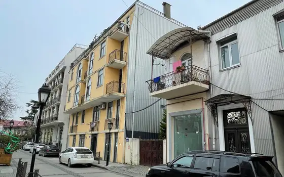 5 этажный жилой дом в центре старого Батуми. Новостройка у моря.