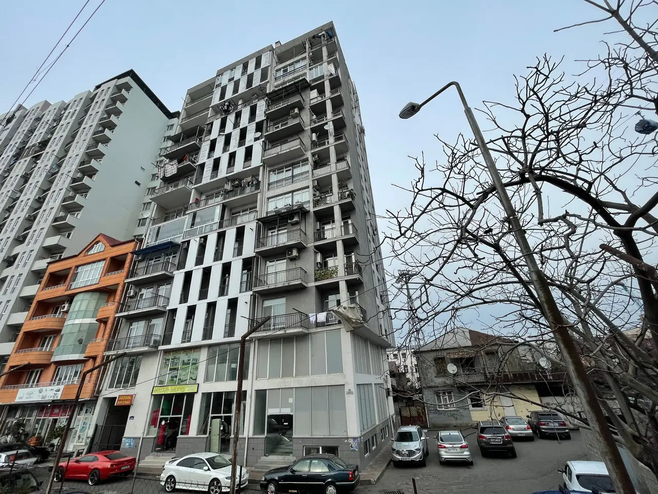 Новостройка в центре города у моря на улице Церетели. Квартиры с видом на море и на горы.
