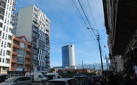 Новостройка в центре города у моря на улице Церетели. Квартиры с видом на море и на горы.