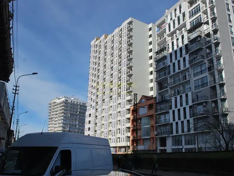 Новостройка в центре города у моря на улице Церетели. Квартиры с видом на море и на горы.