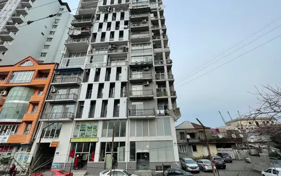 Новостройка в центре города у моря на улице Церетели. Квартиры с видом на море и на горы.