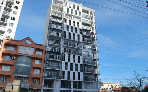 Новостройка в центре города у моря на улице Церетели. Квартиры с видом на море и на горы.