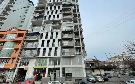 Новостройка в центре города у моря на улице Церетели. Квартиры с видом на море и на горы.
