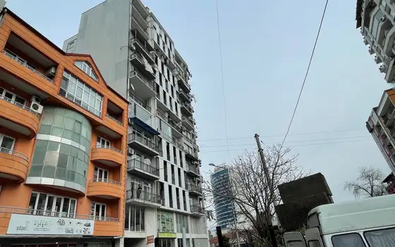 Новостройка в центре города у моря на улице Церетели. Квартиры с видом на море и на горы.