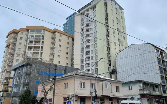 Новый 16 этажный жилой дом. Квартиры с видом на город Батуми.