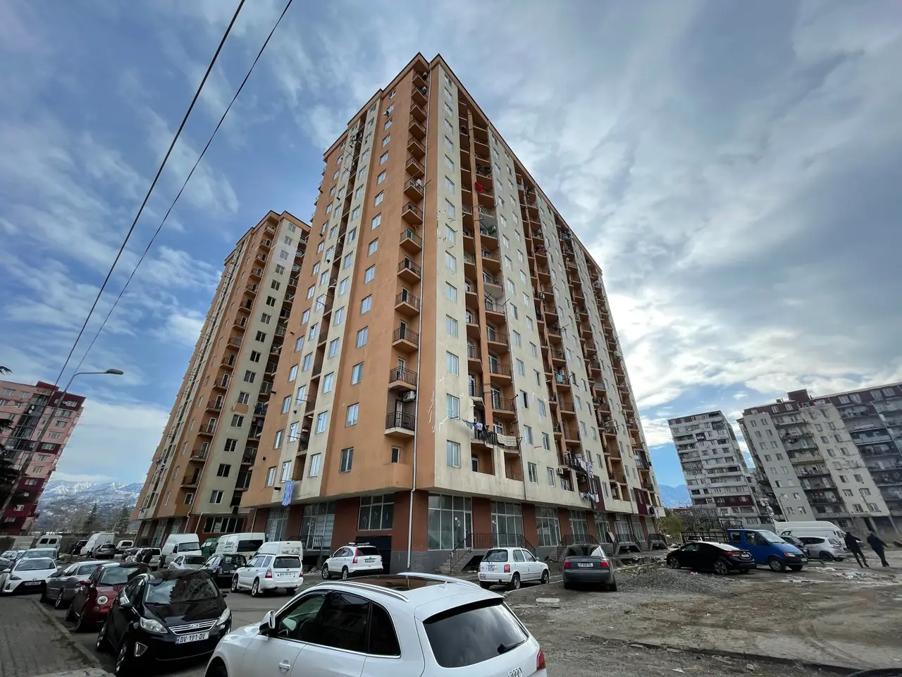 Новостройка у оптового рынка на улице Леонидзе. Квартиры с видом на город и на горы.