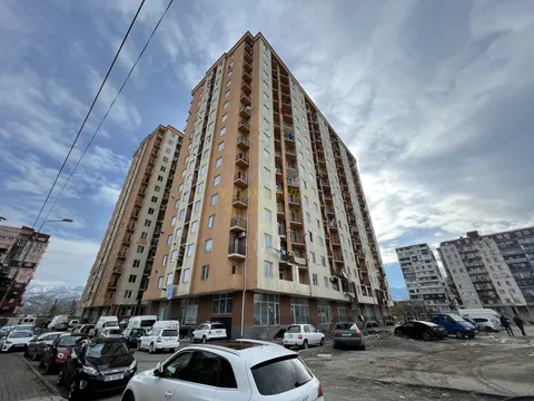 Новостройка у оптового рынка на улице Леонидзе. Квартиры с видом на город и на горы.