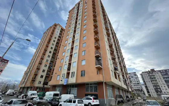 Новостройка у оптового рынка на улице Леонидзе. Квартиры с видом на город и на горы.