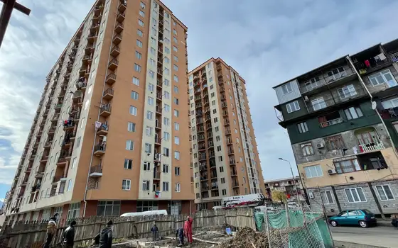 Новостройка у оптового рынка на улице Леонидзе. Квартиры с видом на город и на горы.