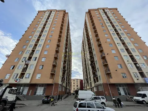 Новостройка у оптового рынка на улице Леонидзе. Квартиры с видом на город и на горы.