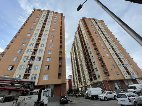 Новостройка у оптового рынка на улице Леонидзе. Квартиры с видом на город и на горы.
