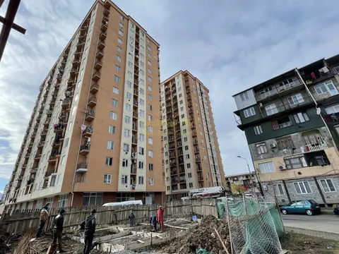 Новостройка у оптового рынка на улице Леонидзе. Квартиры с видом на город и на горы.