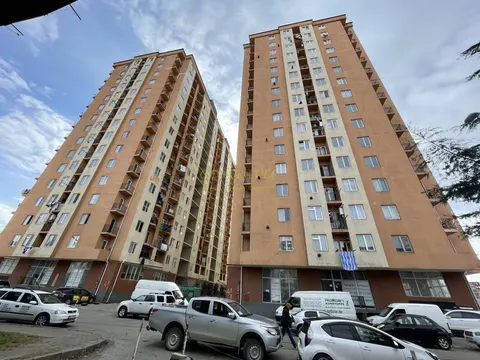 Новостройка у оптового рынка на улице Леонидзе. Квартиры с видом на город и на горы.