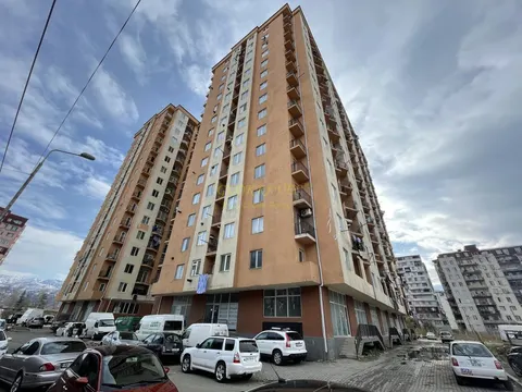 Новостройка у оптового рынка на улице Леонидзе. Квартиры с видом на город и на горы.