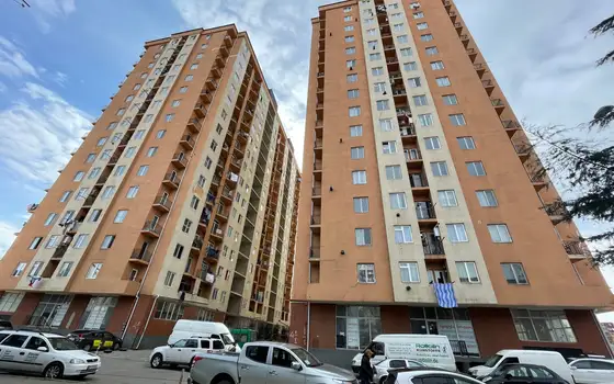 Новостройка у оптового рынка на улице Леонидзе. Квартиры с видом на город и на горы.