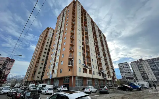 Новостройка у оптового рынка на улице Леонидзе. Квартиры с видом на город и на горы.