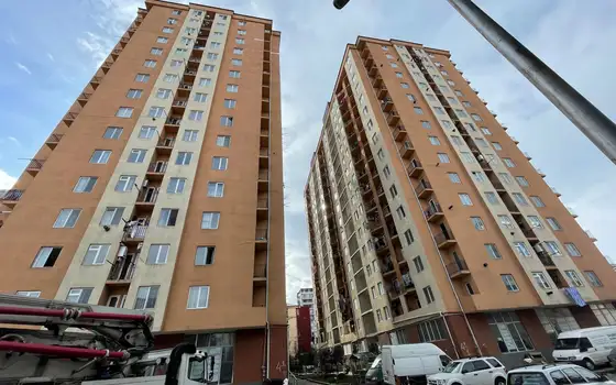 Новостройка у оптового рынка на улице Леонидзе. Квартиры с видом на город и на горы.