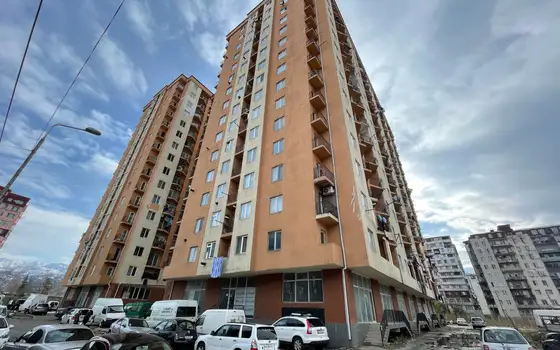 Новостройка у оптового рынка на улице Леонидзе. Квартиры с видом на город и на горы.
