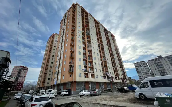 Новостройка у оптового рынка на улице Леонидзе. Квартиры с видом на город и на горы.