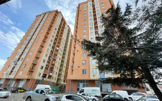 Новостройка у оптового рынка на улице Леонидзе. Квартиры с видом на город и на горы.