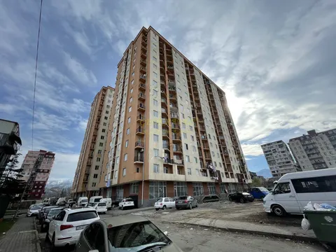 Новостройка у оптового рынка на улице Леонидзе. Квартиры с видом на город и на горы.