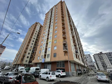 Новостройка у оптового рынка на улице Леонидзе. Квартиры с видом на город и на горы.