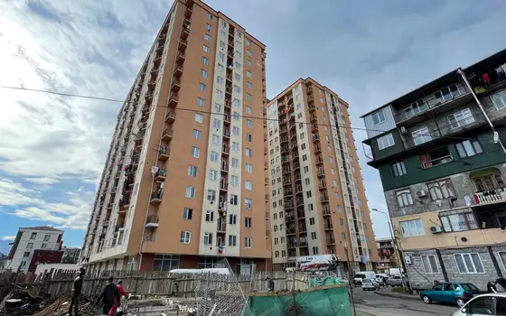 Новостройка у оптового рынка на улице Леонидзе. Квартиры с видом на город и на горы.